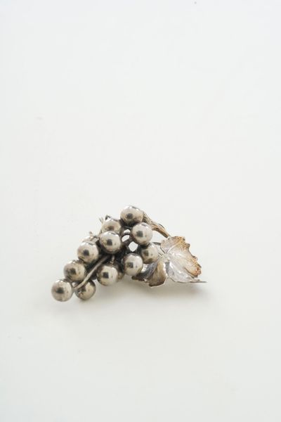 Due elementi decorativi a forma di ghianda e grappolo d'uva. Maison Mario Buccelati. Milano XX secolo  - Asta Argenti da Collezione | XX secolo - Associazione Nazionale - Case d'Asta italiane