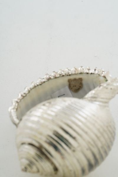 Due conchiglie rivestite in argento. Etichetta a scudo Mario Buccellati. Italia, XX-XXI secolo  - Asta Argenti da Collezione | XX secolo - Associazione Nazionale - Case d'Asta italiane