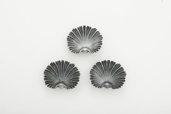 Tre segnaposto a conchiglia. Argentiere Clementi, Bologna per Maison Gianmaria Buccellati. Italia XX-XXI secolo  - Asta Argenti da Collezione | XX secolo - Associazione Nazionale - Case d'Asta italiane