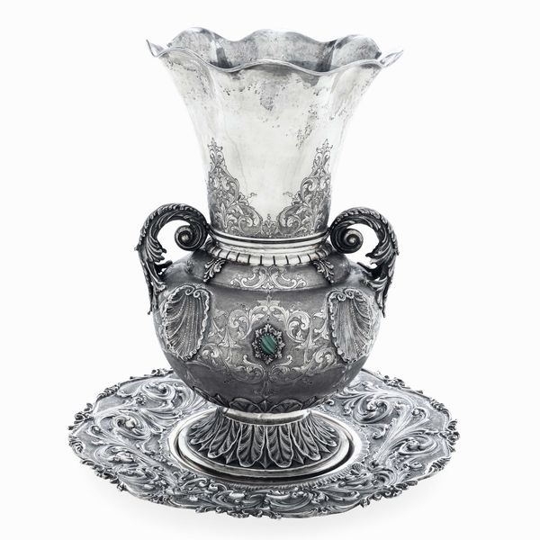 Vaso biansato. Argenteria artistica milanese. Argentiere Fratelli Cacchione, Milano  - Asta Argenti da Collezione | XX secolo - Associazione Nazionale - Case d'Asta italiane