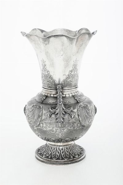 Vaso biansato. Argenteria artistica milanese. Argentiere Fratelli Cacchione, Milano  - Asta Argenti da Collezione | XX secolo - Associazione Nazionale - Case d'Asta italiane