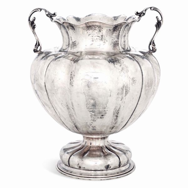 Vaso. Argenteria milanese della prima metà del XX secolo. Argentiere F.A.R.O.  - Asta Argenti da Collezione | XX secolo - Associazione Nazionale - Case d'Asta italiane