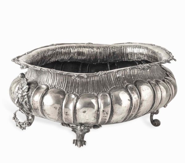 Caspeaux. Argento fuso, sagomato e cesellato. Argenteria artistica milanese del XX secolo. Argentiere Dabbene  - Asta Argenti da Collezione | XX secolo - Associazione Nazionale - Case d'Asta italiane