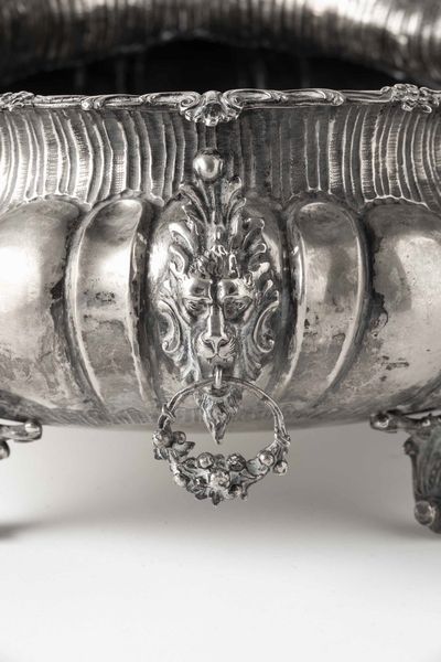 Caspeaux. Argento fuso, sagomato e cesellato. Argenteria artistica milanese del XX secolo. Argentiere Dabbene  - Asta Argenti da Collezione | XX secolo - Associazione Nazionale - Case d'Asta italiane