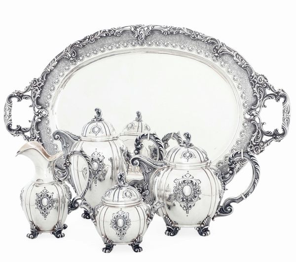 Servizio da tè e caffè con vassoio. Argenteria artistica milanese del XX secolo  - Asta Argenti da Collezione | XX secolo - Associazione Nazionale - Case d'Asta italiane