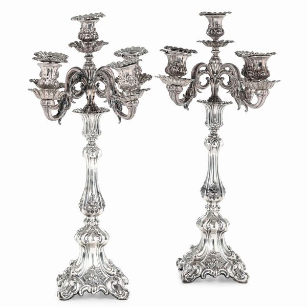 Coppia di candelabri a cinque fiamme. Argenteria artistica della prima metà del XX secolo  - Asta Argenti da Collezione | XX secolo - Associazione Nazionale - Case d'Asta italiane