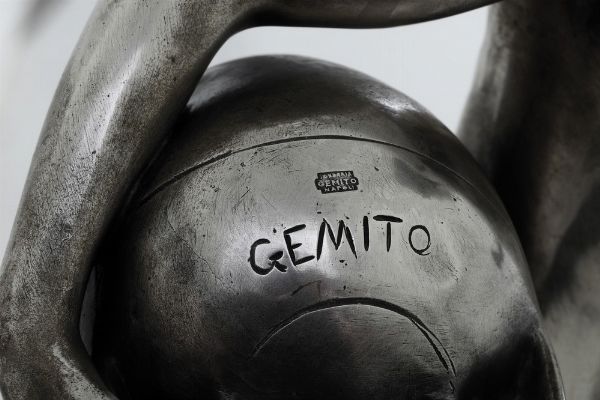 Acquaiolo con pantaloncino. Napoli, XX secolo. Firma incisa Gemito, marchio della Fonderia Gemito Napoli incusso e scritta da Dall'originale prop. del Re di Napoli SM Francesco II Napoli Gemito  - Asta Argenti da Collezione | XX secolo - Associazione Nazionale - Case d'Asta italiane