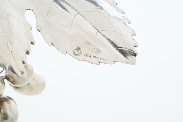 Grande grappolo d'uva. Argenteria artistica fiorentina, argentiere Brandimarte  - Asta Argenti da Collezione | XX secolo - Associazione Nazionale - Case d'Asta italiane