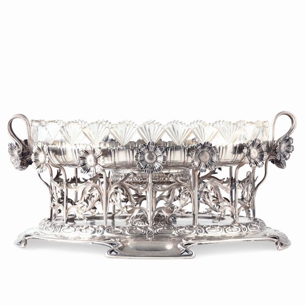 Centrotavola. Jugendstil. Manifattura tedesca, Wilkens & Söne, modello 133168 depositato nel 1899. Marchio 800 Marty Torino 1905  - Asta Argenti da Collezione | XX secolo - Associazione Nazionale - Case d'Asta italiane