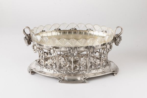 Centrotavola. Jugendstil. Manifattura tedesca, Wilkens & Söne, modello 133168 depositato nel 1899. Marchio 800 Marty Torino 1905  - Asta Argenti da Collezione | XX secolo - Associazione Nazionale - Case d'Asta italiane