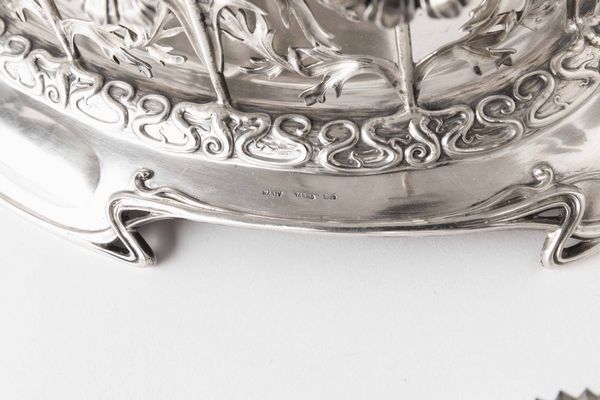 Centrotavola. Jugendstil. Manifattura tedesca, Wilkens & Söne, modello 133168 depositato nel 1899. Marchio 800 Marty Torino 1905  - Asta Argenti da Collezione | XX secolo - Associazione Nazionale - Case d'Asta italiane