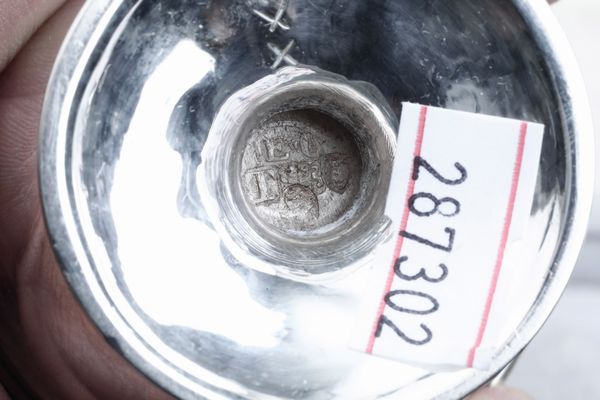 Tre spargizucchero. Londra, 1817. Marchio dell'argentiere parziale di difficile lettura  - Asta Argenti da Collezione | XX secolo - Associazione Nazionale - Case d'Asta italiane