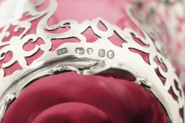 Cestino traforato con vetro rosso rubino. Londra, 1853. Argentiere John Richards  - Asta Argenti da Collezione | XX secolo - Associazione Nazionale - Case d'Asta italiane