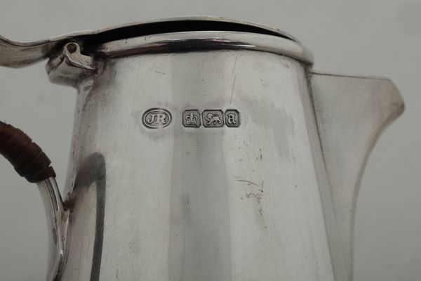 Caffettiera. Città di Sheffield 1893. Argentiere John Round & Sons LDT.  - Asta Argenti da Collezione | XX secolo - Associazione Nazionale - Case d'Asta italiane