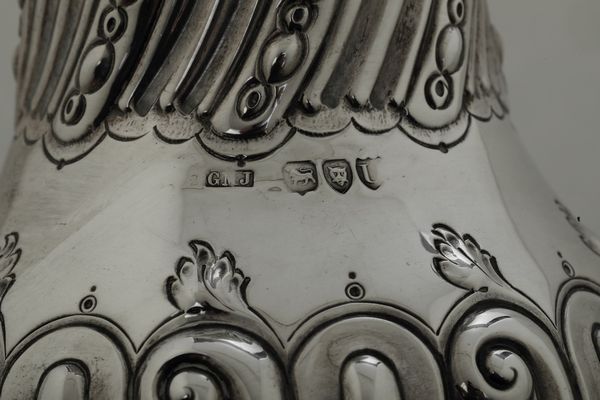 Spargizucchero. Londra 1895. Argentiere Josiah Williams & Co.  - Asta Argenti da Collezione | XX secolo - Associazione Nazionale - Case d'Asta italiane