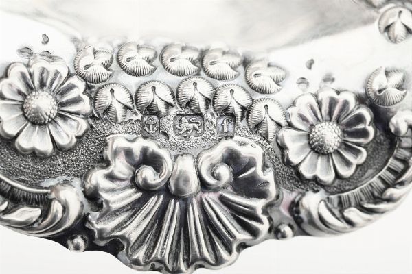 Centrotavola. Birmingham, 1905. Marchio dell'argentiere parziale di difficile lettura  - Asta Argenti da Collezione | XX secolo - Associazione Nazionale - Case d'Asta italiane