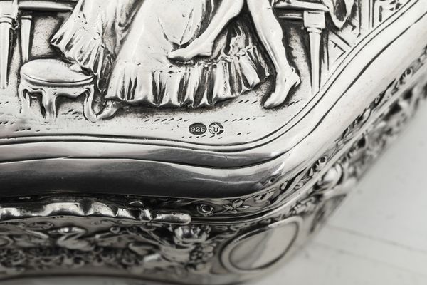 Insieme di quattro scatoline. Differenti manifatture inglesi del XIX-XX secolo  - Asta Argenti da Collezione | XX secolo - Associazione Nazionale - Case d'Asta italiane