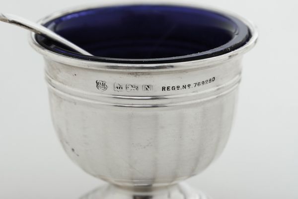 Set da condimento entro custodia. Birmingham, 1937. Marchio dell'argentiere (non identificato)  - Asta Argenti da Collezione | XX secolo - Associazione Nazionale - Case d'Asta italiane