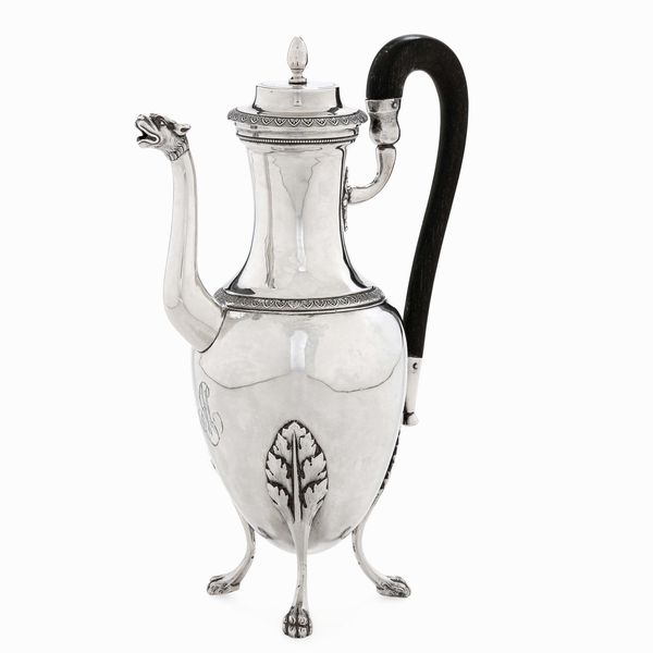 Caffettiera. Argento fuso, sbalzato e cesellato. Parigi XVIII-XIX secolo, marchi in uso dal 1794 al 1797. Argentiere Jean-Baptiste Potut  - Asta Argenti da Collezione | XX secolo - Associazione Nazionale - Case d'Asta italiane