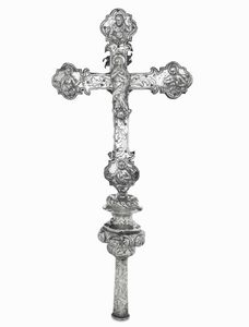 Importante croce astile. Oreficeria veneziana, prima metà del XVIII secolo. Marchi del saggiatore FR sormontato da leone in 'moleca'  - Asta Argenti da Collezione | XX secolo - Associazione Nazionale - Case d'Asta italiane