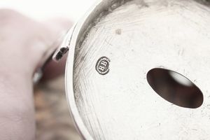 Mostardiera e acetoliera. Torino, ultimo quarto del XVIII secolo. Assaggiatore Giuseppe Fontana (1787-1815), contrassaggiatori Bartolomeo Bernardi (1778-1816) e Giuseppe Vernoni (1778-1824)  - Asta Argenti da Collezione | XX secolo - Associazione Nazionale - Case d'Asta italiane