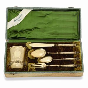 Set di quattro posate e bicchiere da viaggio. Argenteria tedesca, inizi del XX secolo per Maison Leopoldo Janesich, Trieste  - Asta Argenti da Collezione | XX secolo - Associazione Nazionale - Case d'Asta italiane