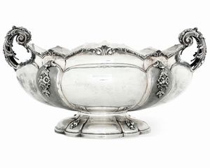 Grande centrotavola biansato. Argenteria artistica milanese, prima metà XX secolo. Argentiere Genazzi  - Asta Argenti da Collezione | XX secolo - Associazione Nazionale - Case d'Asta italiane
