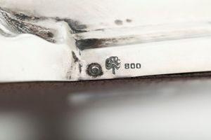 Grande centrotavola biansato. Argenteria artistica milanese, prima metà XX secolo. Argentiere Genazzi  - Asta Argenti da Collezione | XX secolo - Associazione Nazionale - Case d'Asta italiane