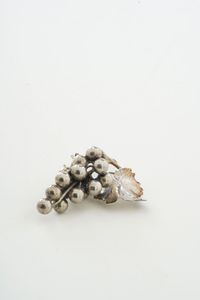 Due elementi decorativi a forma di ghianda e grappolo d'uva. Maison Mario Buccelati. Milano XX secolo  - Asta Argenti da Collezione | XX secolo - Associazione Nazionale - Case d'Asta italiane