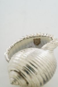 Due conchiglie rivestite in argento. Etichetta a scudo Mario Buccellati. Italia, XX-XXI secolo  - Asta Argenti da Collezione | XX secolo - Associazione Nazionale - Case d'Asta italiane