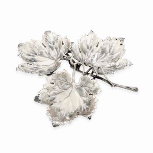 Centrotavola a tre foglie. Argentiere Clementi, Bologna per Maison Gianmaria Buccellati. Italia XX-XXI secolo  - Asta Argenti da Collezione | XX secolo - Associazione Nazionale - Case d'Asta italiane