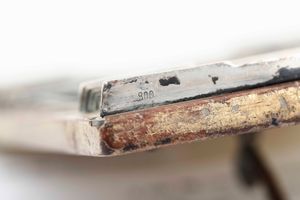 Targa commemorativa. Argento fuso, sbalzato e cesellato. Malachite su tavola in legno dorata, argentiere Stefani Bologna, secondo quarto del XX secolo  - Asta Argenti da Collezione | XX secolo - Associazione Nazionale - Case d'Asta italiane