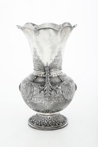 Vaso biansato. Argenteria artistica milanese. Argentiere Fratelli Cacchione, Milano  - Asta Argenti da Collezione | XX secolo - Associazione Nazionale - Case d'Asta italiane