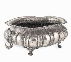 Caspeaux. Argento fuso, sagomato e cesellato. Argenteria artistica milanese del XX secolo. Argentiere Dabbene  - Asta Argenti da Collezione | XX secolo - Associazione Nazionale - Case d'Asta italiane