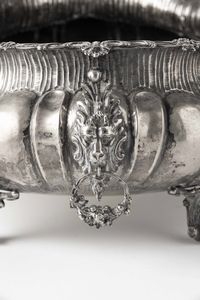 Caspeaux. Argento fuso, sagomato e cesellato. Argenteria artistica milanese del XX secolo. Argentiere Dabbene  - Asta Argenti da Collezione | XX secolo - Associazione Nazionale - Case d'Asta italiane