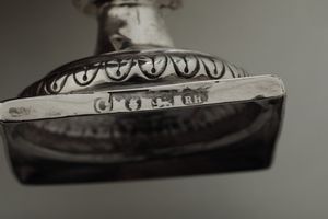 Set con mostardiera e coppia di senapiere. Londra, 1778. Argentiere Robert Hennel I  - Asta Argenti da Collezione | XX secolo - Associazione Nazionale - Case d'Asta italiane