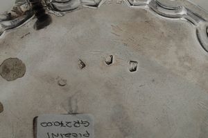 Salver. Londra 1732. Marchio dell'argentiere parziale di difficile lettura  - Asta Argenti da Collezione | XX secolo - Associazione Nazionale - Case d'Asta italiane