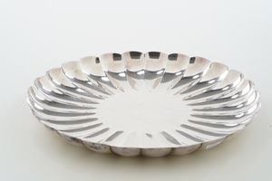 Vassoio rotondo sagomato a forma di loto. Giappone XX secolo, realizzato da Miyamoto Shoko  - Asta Argenti da Collezione | XX secolo - Associazione Nazionale - Case d'Asta italiane