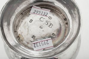 Mug. Londra 1799, marchio dell'argentiere HS entro rettangolo non identificato  - Asta Argenti da Collezione | XX secolo - Associazione Nazionale - Case d'Asta italiane
