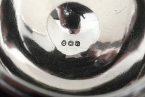 Coppa in noce di cocco con finimenti in argento. Londra, 1812. Argentiere W.T. entro rettangolo (William Tanner o William Troby)  - Asta Argenti da Collezione | XX secolo - Associazione Nazionale - Case d'Asta italiane