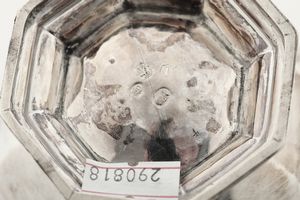 Caffettiera, Londra 1826. Marchio dell'argentiere consunto di difficile lettura  - Asta Argenti da Collezione | XX secolo - Associazione Nazionale - Case d'Asta italiane