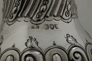 Spargizucchero. Londra 1895. Argentiere Josiah Williams & Co.  - Asta Argenti da Collezione | XX secolo - Associazione Nazionale - Case d'Asta italiane