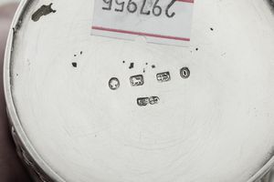 Insieme di quattro scatoline. Differenti manifatture inglesi del XIX-XX secolo  - Asta Argenti da Collezione | XX secolo - Associazione Nazionale - Case d'Asta italiane