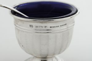 Set da condimento entro custodia. Birmingham, 1937. Marchio dell'argentiere (non identificato)  - Asta Argenti da Collezione | XX secolo - Associazione Nazionale - Case d'Asta italiane