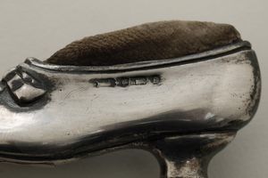 Coppia di punta spilli a foggia di scarpetta. Inghilterra, XIX-XX secolo  - Asta Argenti da Collezione | XX secolo - Associazione Nazionale - Case d'Asta italiane