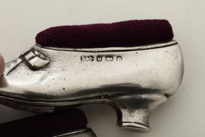 Coppia di punta spilli a foggia di scarpetta. Inghilterra, XIX-XX secolo  - Asta Argenti da Collezione | XX secolo - Associazione Nazionale - Case d'Asta italiane
