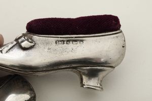 Coppia di punta spilli a foggia di scarpetta. Inghilterra, XIX-XX secolo  - Asta Argenti da Collezione | XX secolo - Associazione Nazionale - Case d'Asta italiane