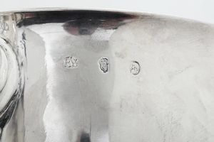 Coppa biansata. Dublino XVIII secolo. Marchio dell'argentiere RW (non identificato)  - Asta Argenti da Collezione | XX secolo - Associazione Nazionale - Case d'Asta italiane