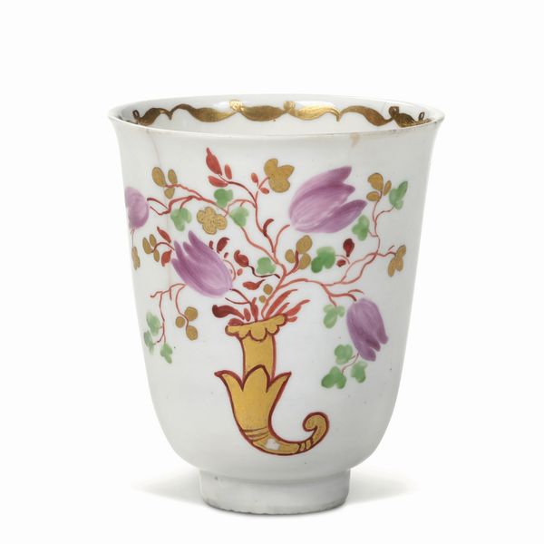 Tazza<BR>Venezia, Manifattura Vezzi, 1725 circa  - Asta Maioliche, Porcellane e Figure Venete di un Collezionista Veneziano - Associazione Nazionale - Case d'Asta italiane