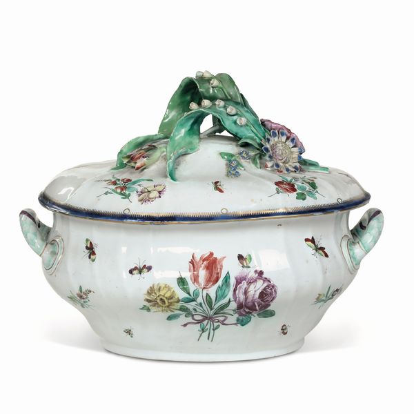 Una zuppiera e un coperchio<BR>Venezia, Manifattura Cozzi, 1780 circa<BR>  - Asta Maioliche, Porcellane e Figure Venete di un Collezionista Veneziano - Associazione Nazionale - Case d'Asta italiane